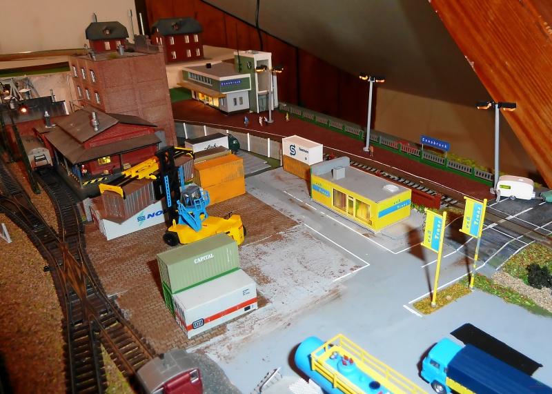 240 EnnTrans 2013.JPG - In Vordergrund das Gelände der EnnTrans, im Hintergrund rechts der Bf. Ennsbruck und links die Produktion der EnnTier Futterfabrik